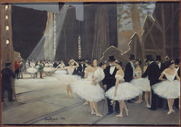 Gemälde mit dem Titel "Tanz an der Oper" von Jean Béraud, 1889, das Ballettänzerinnen in weißen Tutus und Hüten auf einer hell erleuchteten Bühne zeigt, eingerahmt von einem goldenen Rahmen.