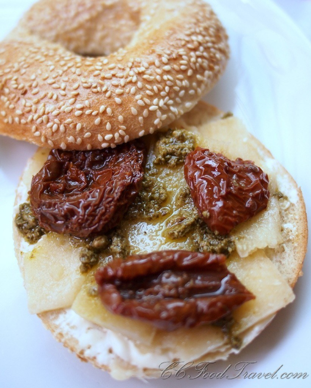 Ein Burger und begleitende Speisen auf einem Teller.