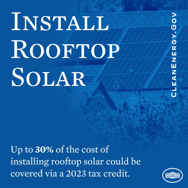 Plakat mit Text über eine 2023-Steuergutschrift, die bis zu 30% der Kosten für die Installation von Dachsolaranlagen deckt, mit Bäumen und einem Gebäude mit Solarpanelen im Hintergrund.