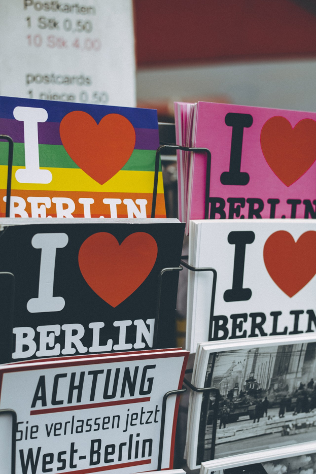 Ein Gestell mit verschiedenen Büchern und Postern, auf denen "Ich liebe Berlin" steht, mit einem unscharfen Hintergrund.