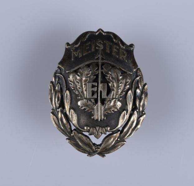 Silbernes deutsches Armeeabzeichen mit Lorbeerkranz-Design und Text in der Mitte.