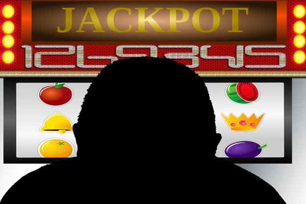 Ein Mann spielt an einem Slot-Automaten mit der Anzeige "Jackpot", umgeben von einer Tafel mit Text und Fruchtbildern, die ein Online-Casinospiel anzeigt.