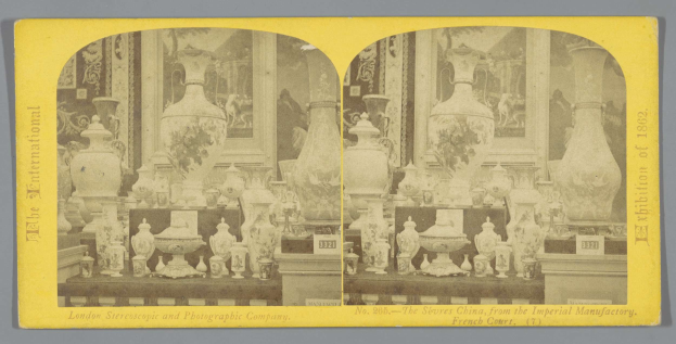 Schwarz-weiß-Foto eines Raums mit zahlreichen Vasen und Dekorationsgegenständen in einer Collage-Anordnung, mit Text unten.