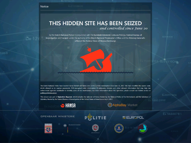 Ein Computerbildschirm zeigt eine Nachricht in fetter schwarzer Schrift mit einem weißen Rand neben einem Logo der niederländischen Polizei mit einem blauen Schild und einem weißen Stern.