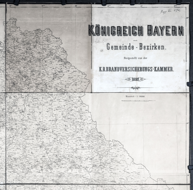 Eine Schwarz-Weiß-Karte von Königreich Bayern, Deutschland, die geografische Merkmale wie Flüsse, Berge und Städte zeigt, mit begleitendem Text, der zusätzliche regionale Informationen bietet.