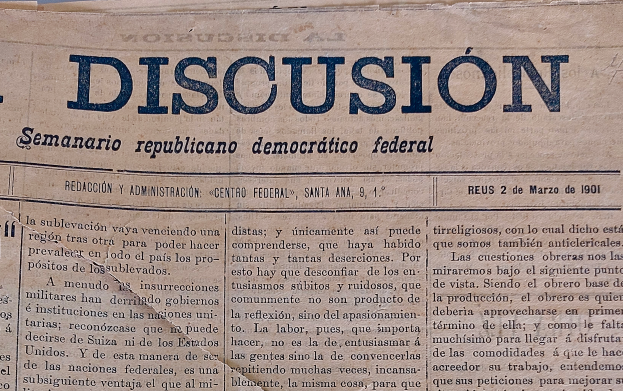 Eine gelbliche, leicht zerknitterte Zeitung mit dem schwarzen Schriftzug "Diskussion", die die Schlagzeile "Semanario Repúblicano Democrático Federal" trägt.