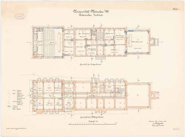 Schwarz-weißer Architekturentwurf der Universität Münster in Berlin mit detaillierten Raumlayouts und handschriftlichen Anmerkungen auf altem Papier.