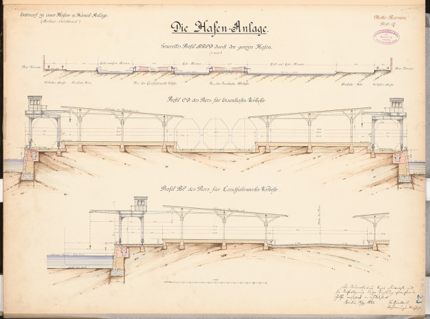 Ein altes Buch mit einer detaillierten Zeichnung eines Bahnhofs, einschließlich Gleise, Bahnsteige und andere Einrichtungen, zusammen mit Text, der Informationen über den Bahnhof und seine Geschichte bereitstellt.