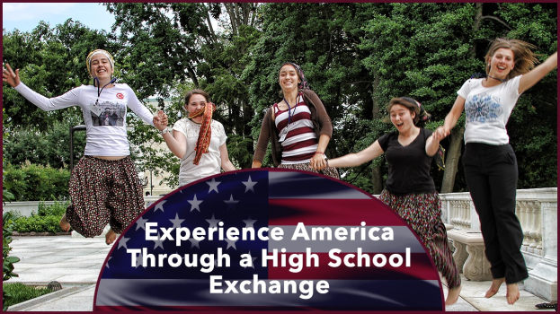 Gruppe von Frauen, die draußen springen und lächeln, umgeben von Grün unter einem klaren blauen Himmel, mit Text unten, der "Erlebe Amerika durch einen Highschool-Austausch" liest.