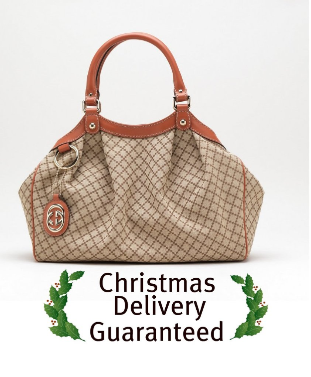 Eine Schokoladen- und weiße Tasche wird auf einem weißen Boden mit dem Text 'Weihnachtslieferung garantiert' davor plaziert.
