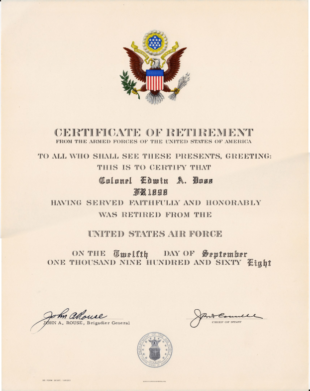 Entlassungsurkunde der United States Air Force mit blauem Hintergrund, goldenem Siegel mit einem Adlersymbol und einer Sternform sowie fettem schwarzen Text.