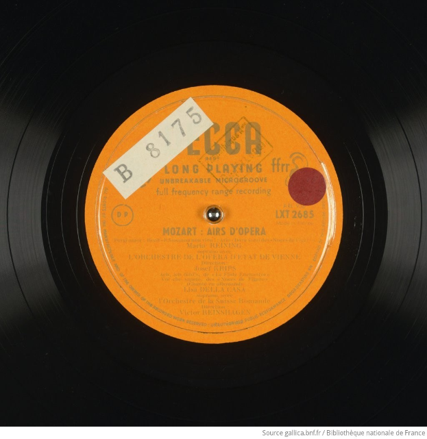 Schwarze Vinyl-Schallplatte mit einem orangen Etikett, auf dem "Mozart - Long Playing Fifties" steht.