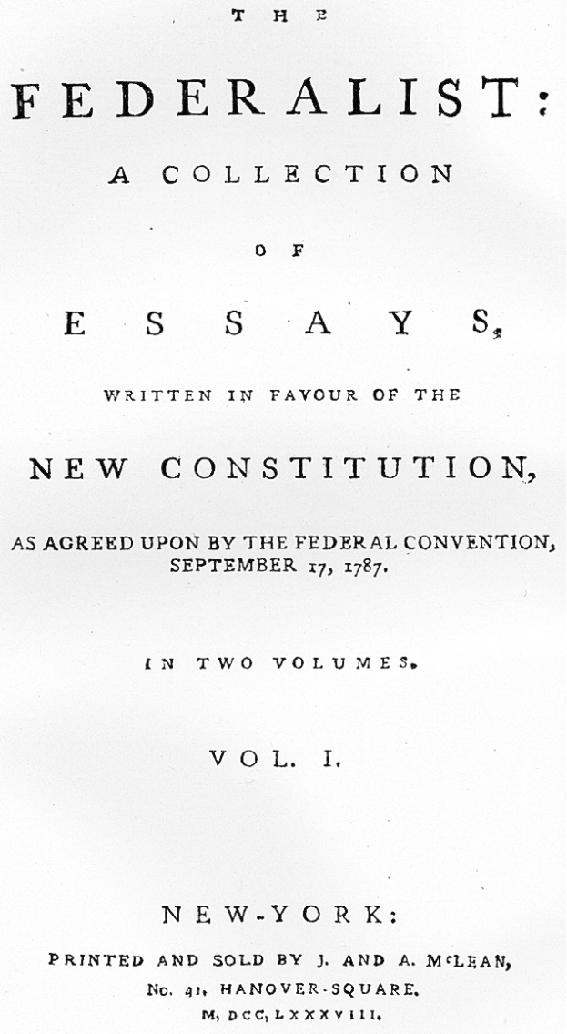 Ein Papier mit dem Text 'The Federalist: A Collection of Essays written in favour of the New Constitution, as agreed upon by the Federal Convention, September 17, 1787, in two volumes, vol i' darauf gedruckt.
