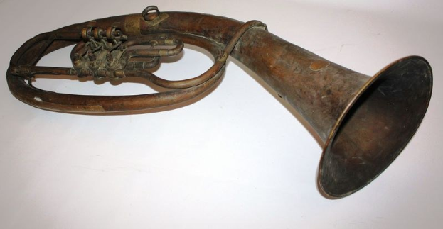 Alter Messinghorn mit glänzendem Finish, gebogenem Hals und aufgeblähtem Schalltrichter, verziert mit detaillierten Gravuren auf einem weißen Hintergrund.