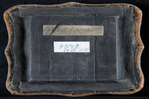 Schwarzes Buch mit der Aufschrift 'Die Geschichte des Weltkriegs I' auf dem Rücken.