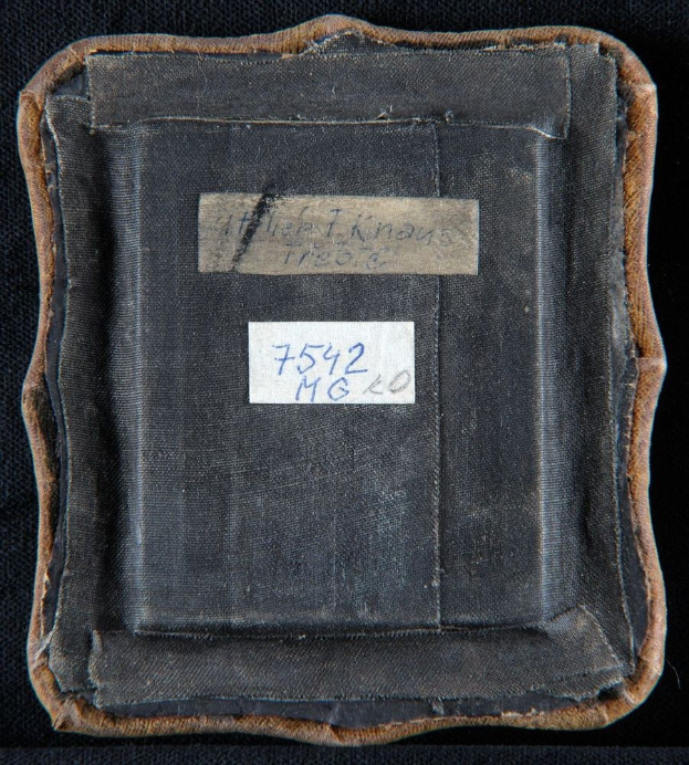 Schwarzes Buch mit der Aufschrift 'Die Geschichte des Weltkriegs I' auf dem Rücken.