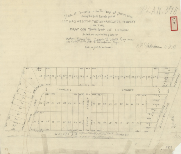 Eine detaillierte handgezeichnete Karte auf Papier, die die Straßen, Gebäude und Sehenswürdigkeiten der Stadt zeigt, mit beschrifteten Straßennamen, Parks und Sehenswürdigkeiten.