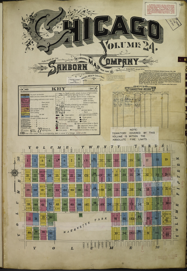 Ein offenes Buch mit dem Titel "Chicago, Volume 24, Sanborn Map Company", das Text und Zahlen enthält, die das Sanborn-Karte von Chicago zeigen.