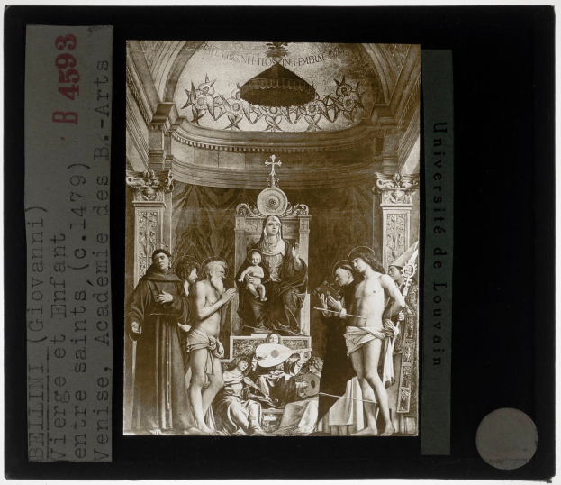 Ein Schwarz-Weiß-Foto einer Gruppe von Menschen in einer Kirche, mit einer Frau in der Mitte, die ein Baby hält, umgeben von anderen, einige stehen und einige sitzen, mit Text auf der linken Seite.