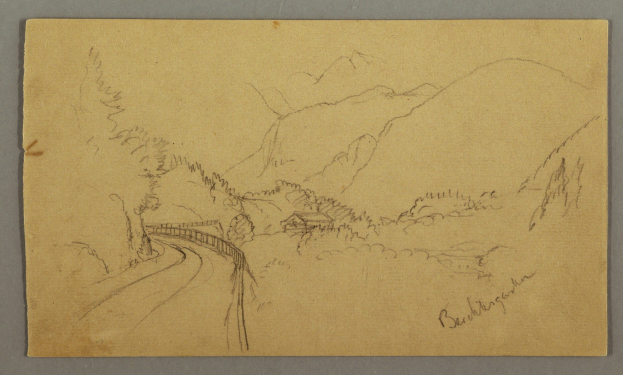 Eine handgezeichnete Berglandschaft mit einer gewundenen Bahnlinie durch Bäume und Hügel, mit sichtbarem Text auf dem Papier.