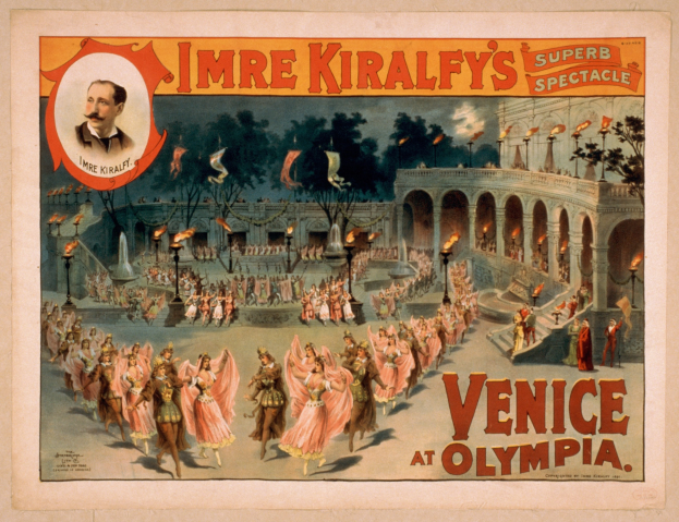 Plakat für Imre Kiralfys Super-Spektakel in Venedig, das kostümierte Darsteller vor einem gewölbten und säulenartigen Gebäude mit Laternenmasten und Bäumen im Hintergrund zeigt, und Text auf dem Plakat.