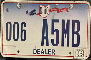 Nahaufnahme eines Autos mit Text und Nummern auf dem Kennzeichen.