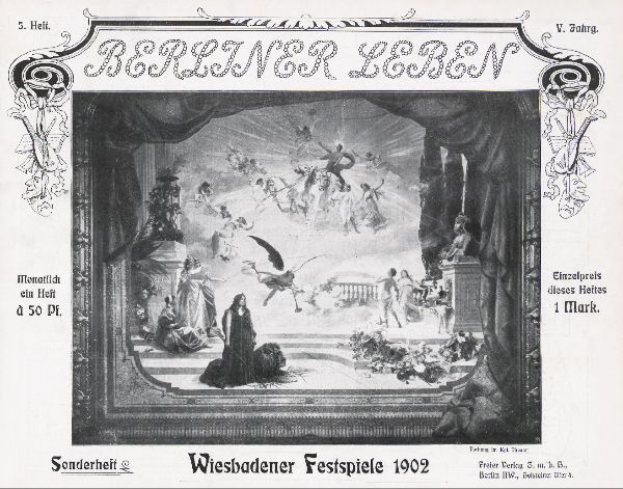 Ein Schwarz-Weiß-Foto einer Bühne bei den Wiesbadener Festspielen im Jahr 1902, das Menschen in traditioneller deutscher Kleidung zeigt, mit bunten Lichtern und Dekorationen und einem jubelnden Publikum im Hintergrund.