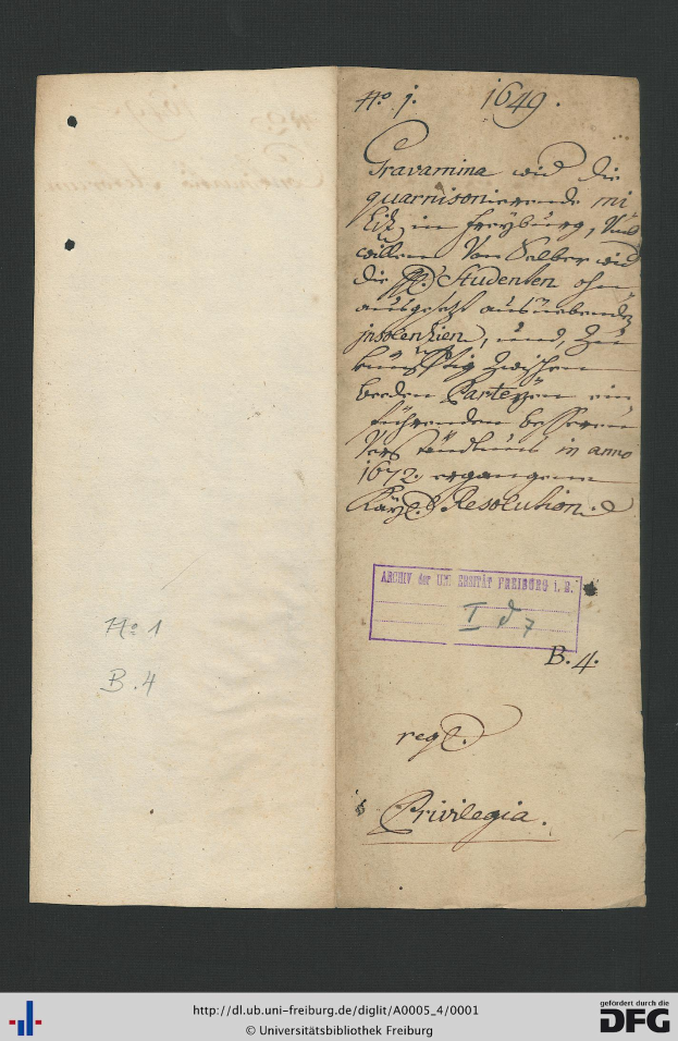 Ein aufgeschlagenes Buch mit handgeschriebenem Text, wahrscheinlich ein Dokument aus der Bundesrepublik Deutschland, mit Wasserzeichen unten.
