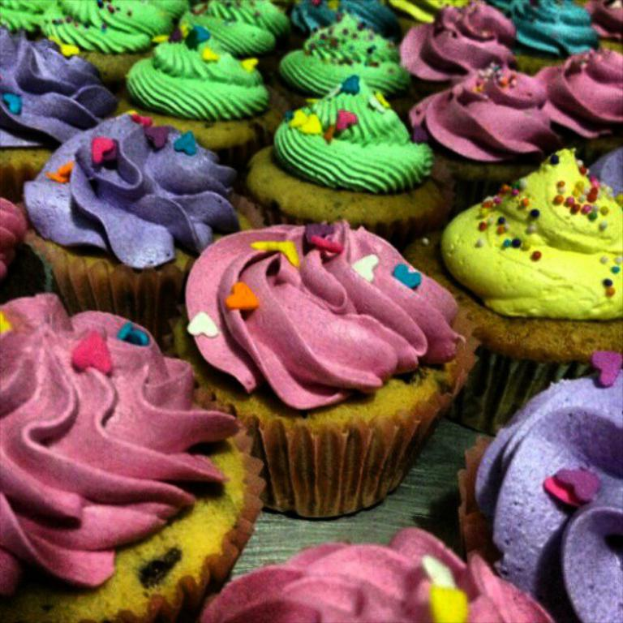 Mehrere Cupcakes sind in einer Reihe angeordnet.