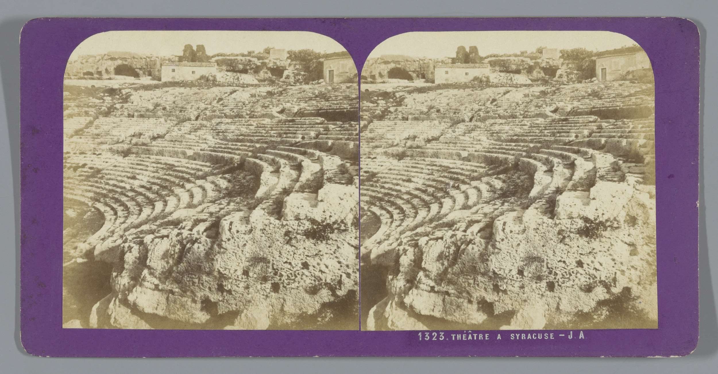 Schwarze und weiße stereoskopische Ansichten eines antiken Amphitheaters in Syrakus, das Sitzreihen, umgebende Strukturen, Bäume und Himmel mit schwachem Text zeigt.