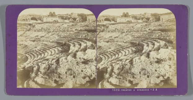 Schwarze und weiße stereoskopische Ansichten eines antiken Amphitheaters in Syrakus, das Sitzreihen, umgebende Strukturen, Bäume und Himmel mit schwachem Text zeigt.