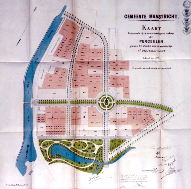 Ein detaillierter Stadtplan auf Papier, der Straßen, Gebäude und Sehenswürdigkeiten zeigt, mit begleitendem Text, der zusätzliche Informationen bietet.