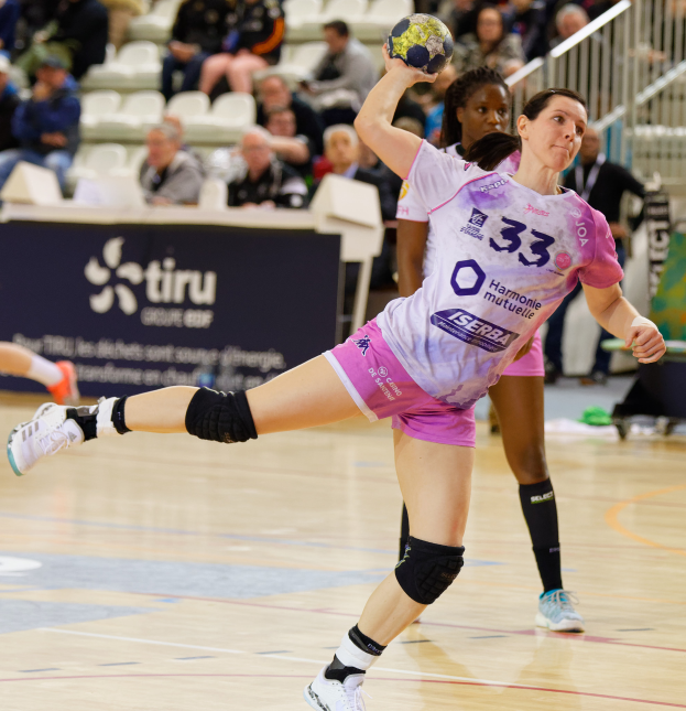 Eine Gruppe von Frauen beim Handballspielen auf einem Court mit einem Ball in der Mitte und Zuschauern im Hintergrund bei der Futsal-Weltmeisterschaft 2019 in Paris, Frankreich.