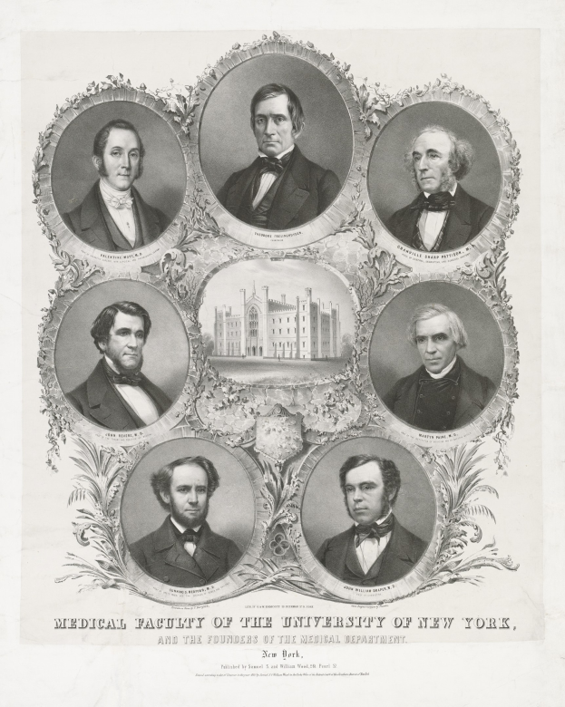 Schwarzes und weißes Foto von formell gekleideten Männern vor einem Gebäude stehend, mit Text unten lesend "Medizinische Fakultät der Universität New York und die Gründer des medizinischen Departments."