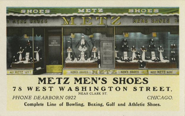 Schwarz-weiß-Postkarte eines Geschäfts mit der Aufschrift 'Metz Men's Shoes' und Schaufensterpuppen und Text an den Wänden.