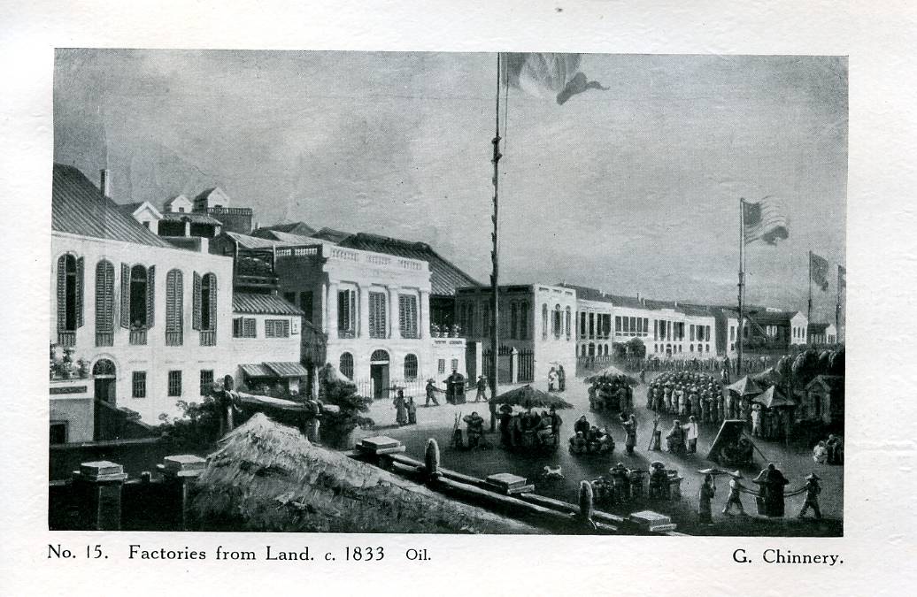 Ein Schwarz-Weiß-Foto einer belebten Stadtstraße im Jahr 1833, das Gebäude, Menschen, Karren, Pfähle, Flaggen, Bäume und Himmel zeigt, mit dem Text "fabriken aus land c 1833 öl" unten.