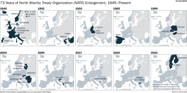 Karte veranschaulicht die Erweiterung der NATO von 1949 bis heute, wobei die Regionen farblich nach dem Jahr des Beitritts codiert sind und ein Titel weitere Details bereitstellt.