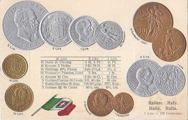 Eine Sammlung italienischer Münzen von 1877–1910, darunter mehrere 20-Lire-Stücke, auf Papier in einer Reihe angeordnet mit Porträts und Text, neben zwei Flaggen, darunter die italienische Flagge unten.
