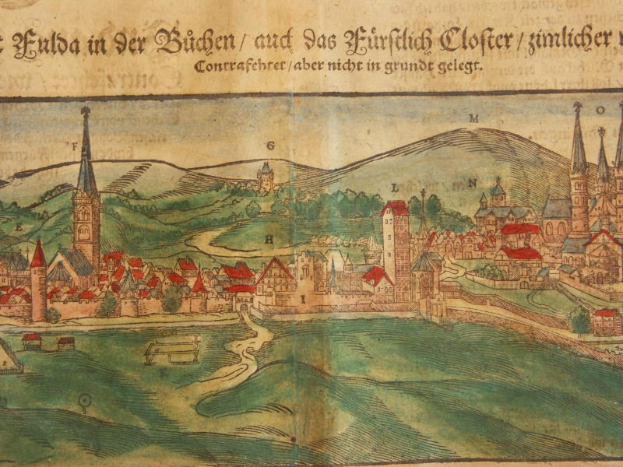 Alte Stadtkarte mit einem Fluss, Gebäuden, Bäumen, Hügeln und Text.