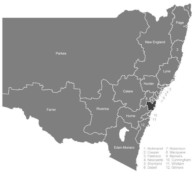 Eine Karte von New South Wales mit schwarz hervorgehobenen Countys und zusätzlichen Informationen über die Countys auf der rechten Seite.