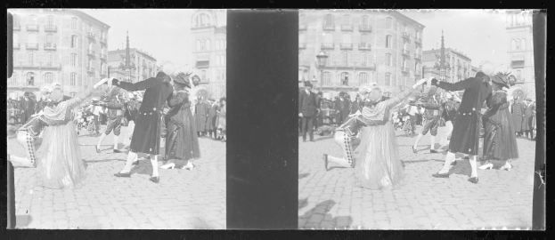 Faschingsumzug-Teilnehmer stürmen das Rathaus in Offenbach