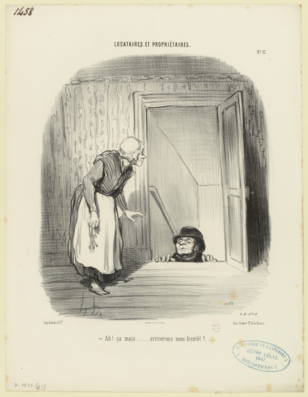 Alte Frau vor einer Tür stehend mit einem Mann, der neben ihr auf dem Boden liegt, Text und Stempel unten.