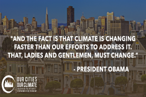 Eine Stadtansicht mit Gebäuden, Bäumen und Fahrzeugen, mit einem Zitat von Präsident Obama über den Klimawandel im Vordergrund, unter einem sichtbaren Himmel.