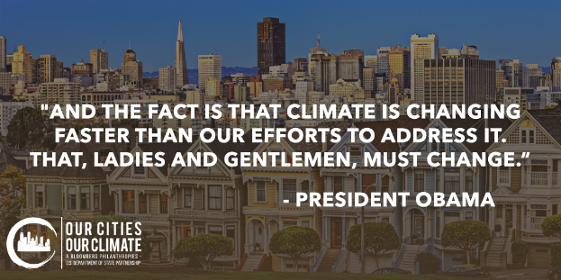 Eine Stadtansicht mit Gebäuden, Bäumen und Fahrzeugen, mit einem Zitat von Präsident Obama über den Klimawandel im Vordergrund, unter einem sichtbaren Himmel.