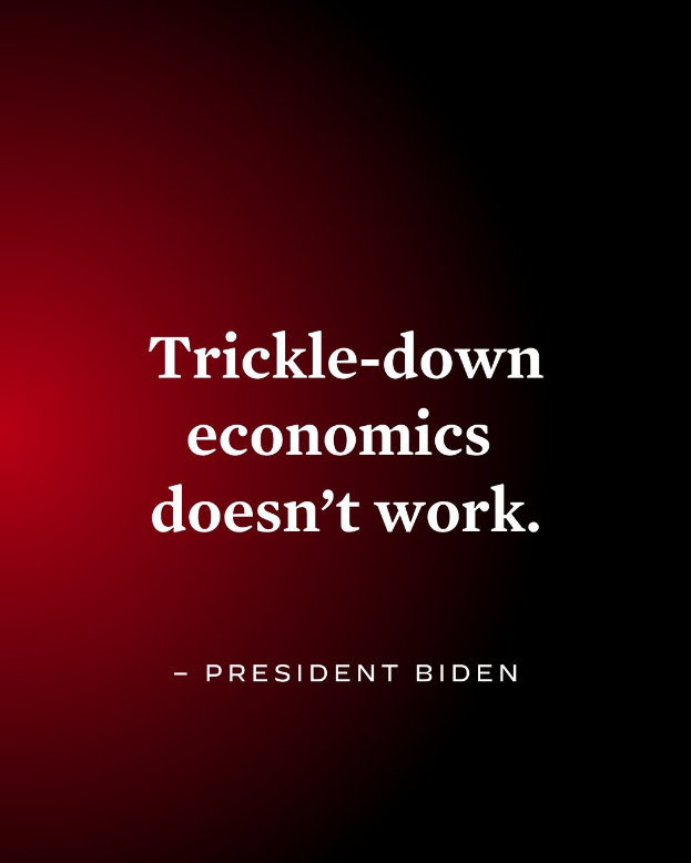 Ein Plakat mit fetter schwarzer Schrift, die "Trickle-Down Economics Doesn't Work" gegen einen weißen Hintergrund liest, eingerahmt von einem dünnen schwarzen Rand, begleitet von einem Zitat des Präsidenten Biden.