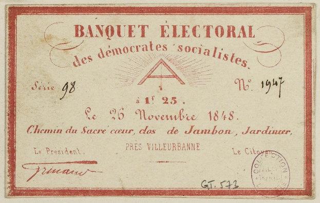 Alter Umschlag mit roter Bordüre und einer Briefmarke, beschriftet mit "Banquet Electoral des Democrats Socialists".