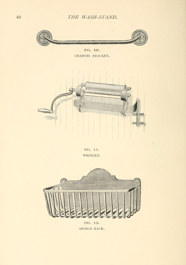 Eine handgezeichnete Skizze eines Toilettenpapierhalters und eines Korbs auf Papier, mit begleitendem handgeschriebenem Text.