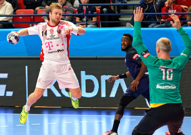 Eine Gruppe von Männern spielt Handball auf einem Feld während eines Futsal-Weltmeisterschaftsspiels 2019 zwischen Bayern München und Paris Saint-Germain, mit Zuschauern im Hintergrund.