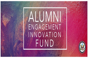 Plakat mit der Aufschrift "Alumni Engagement Innovation Fund" in fetter schwarzer Schrift auf einem weißen Hintergrund, mit einem Logo in der rechten unteren Ecke.