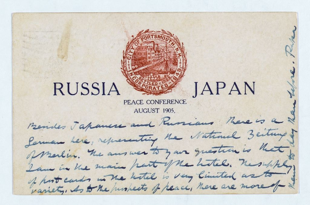 Kuvert mit einer Briefmarke, auf der "Russland und Japan Friedenskonferenz" steht und ein Gebäude-Logo in der Mitte.